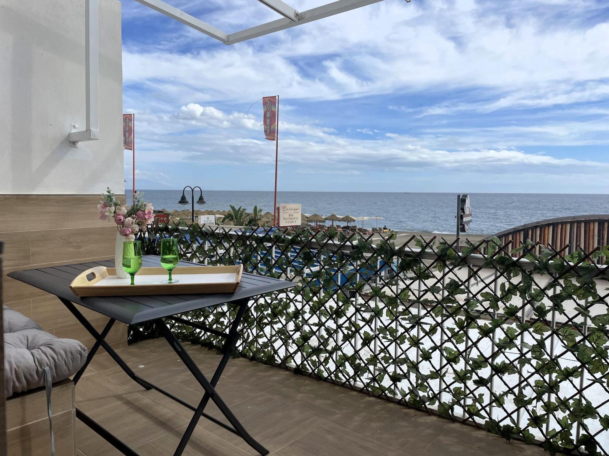 Apartamento Calma Carihuela Beach - 10 Metros De La Playa Торемолинос Екстериор снимка